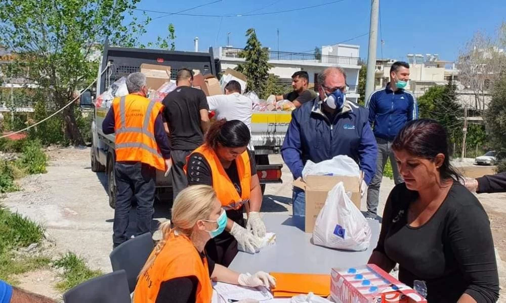Ο Δήμος Χαλανδρίου μοίρασε τρόφιμα σε Ρομά του Νομισματοκοπείου